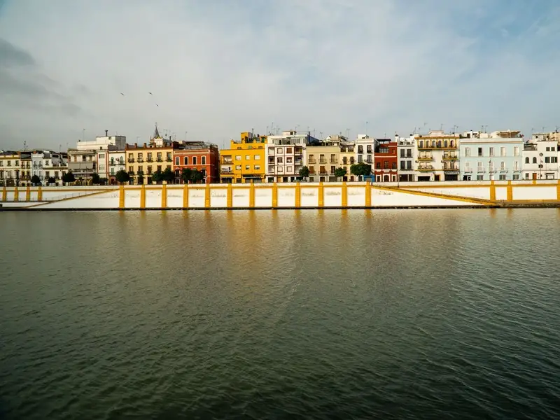 De wijk Triana in Sevilla aan de rivier