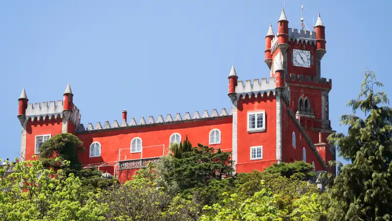 Het kleurrijke Pena-paleis op een heuveltop in Sintra