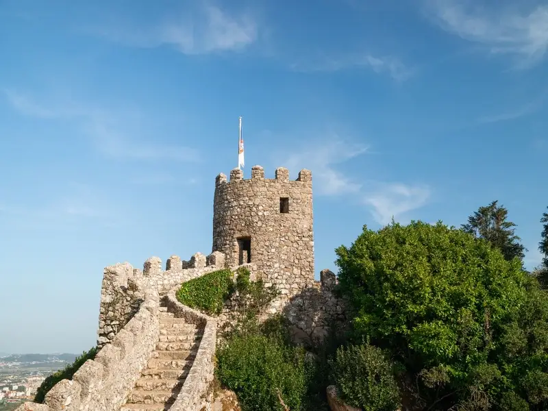 De muren van het Moorse kasteel boven Sintra