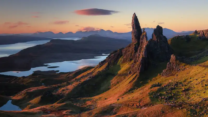 De ruige rotsformaties van Isle of Skye met bergen en zee