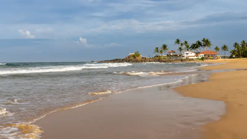 Een tropisch palmstrand met turquoise zee aan de zuidkust van Sri Lanka