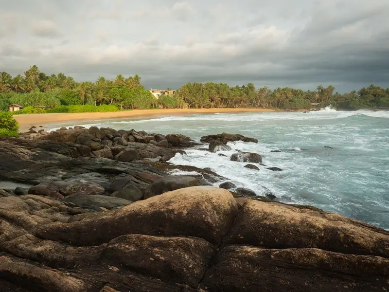 Een tropisch strand aan de zuidkust van Sri Lanka